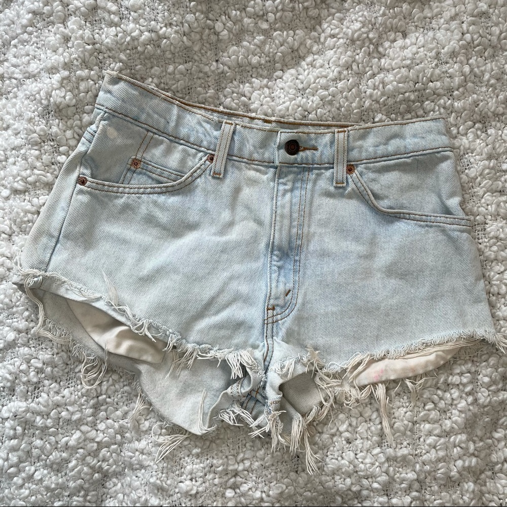 𝅺LEVI’S Vintage 550 Cut off Light Wash Shorts
